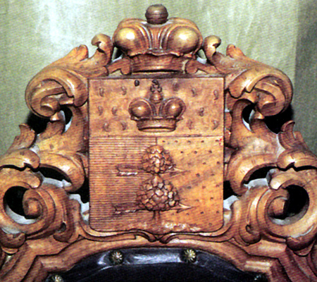 Герб на резной спинке стула